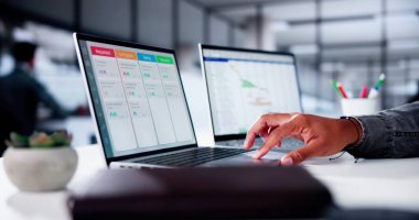 Dizüstü bilgisayardaki Kanban Proje Yönetimi Yazılımı. Dijital Takvim Zamanlaması