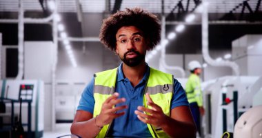 Endüstriyel Santralde Afrikalı Amerikalı Adam Video Konferansında