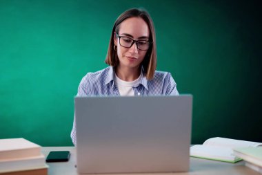 Bilgisayar Teknolojisi Kullanan Sınıftaki Sıkıcı Kız. Eğitimde Dizüstü bilgisayar