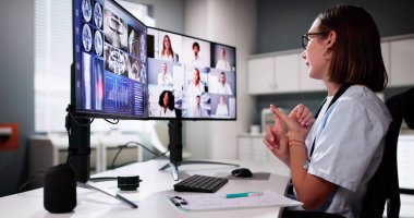 Doktor In Online Video Konferansı. Bilgisayarda Tıbbi Giysi