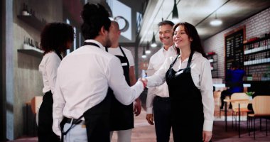 Kahve Dükkanı 'nın yeni çalışanı tokalaşması. Müdür Hoşgeldiniz