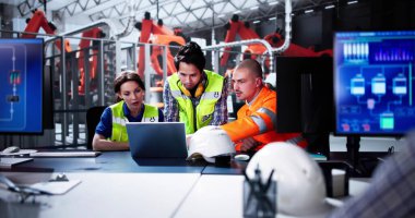 Araba Fabrikası Otomasyonu. Çeşitli İşçiler Kontrol Bilgisayarlarını Kullanıyor