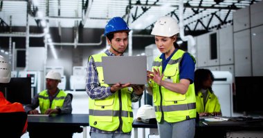 Dizüstü bilgisayar kullanan Fabrika İşçisi Osha Teftişi