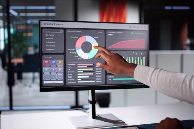 Dizüstü bilgisayardaki Bütçe İzleyici Uygulaması ile Finansman Yönetimi. Çevrimiçi Bankacılık Hizmetleri için Afrikalı Amerikalı Adam İzleme Masrafları. Ofis Düzenleyici.