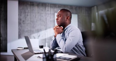 Afrikalı Amerikalı Dua Ediyor. Tanrı Duayı Arıyor