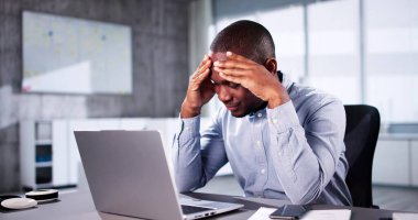 Stresli Afro-Amerikan Bilgisayar Çalışanı