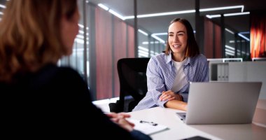 Acemi Görüşmelerinde Konuşan İnsanlar Ofiste Görüşme