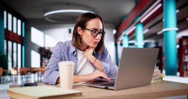 Başarılı Üniversite Kampüsü Öğrenme Yaşam Tarzı. Kadın Çalışması