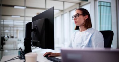 Hemşire ya da Doktor Hastanede Video Konferansı Kullanıyor