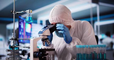 Mikroskop ile Tıbbi Bilimsel Test Yapan Araştırma Laboratuvarı