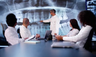 Diş hekimi Xray 'e bakıyor Bilgisayar Yazılımı kullanıyor