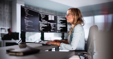 Yazılım Programcısı veya Yazılımcı Kadın Ofis Bilgisayarını Kullanıyor