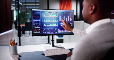 Veri Analizi Kontrol Paneli Ofiste. Finansal Analizci Bilgisayar Kullanıyor