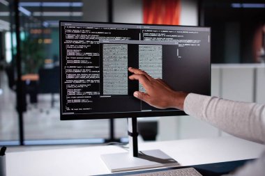 Afrika kökenli Amerikalı programcı masadaki bilgisayarı kullanıyor. Web Geliştirici