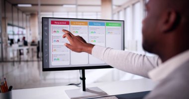 Dizüstü bilgisayardaki Kanban Proje Yönetimi Yazılımı. Dijital Takvim Zamanlaması