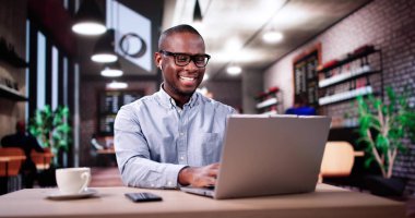 Bilgisayarda çalış ve çalış. Öğrenci Yazısı