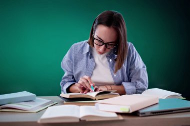 Üniversite Öğrencisi Sınavdan Önce Kitaplardan Matematik Öğreniyor