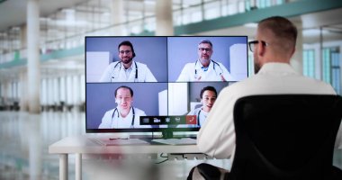 Doktor In Online Video Konferansı. Bilgisayarda Tıbbi Giysi