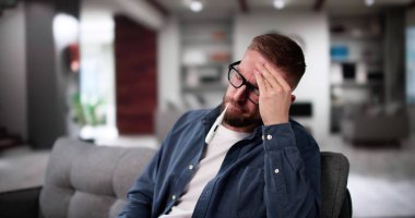 ağzında termometre ile hasta bir adam portresi