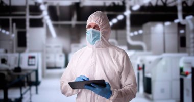 Fabrika Temizlik Odası Laboratuarı. Endüstri Mühendisi Teknolojiyi Kullanıyor