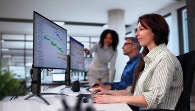 Gantt Çizelgesini Analiz Eden İş Adamları ve Ofisteki Bilgisayar Takvimi