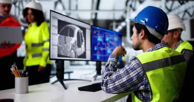 Mühendis fabrikada 3D CAD model tasarımı yapıyor.