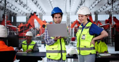 Otomotiv Araba Fabrikasında Tablet kullanan İşçi