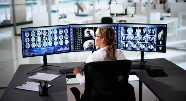 Klinikteki doktorlar beyin MR taramasına bakıyor. Nöroloji Teşhisi