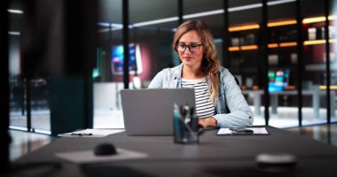 Ofis laptopunu kullanan kadınlar. Analist Görevi