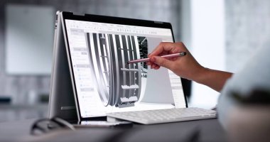 Fabrika ofisinde dizüstü bilgisayarda 3D CAD yazılım kullanan Kadın Mühendis Geliştirme Mekanik Parçaları