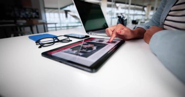 Ekranda Haberleri İzlemek. Laptop 'ta Gazete Sitesi Okunuyor