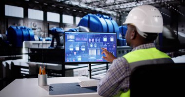 Güç Santrali İşçisi Scada Kontrol Sistemi Kullanıyor