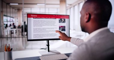 Cep telefonu ve dizüstü bilgisayarda online haber makalesi izliyorum. Elektronik Gazete