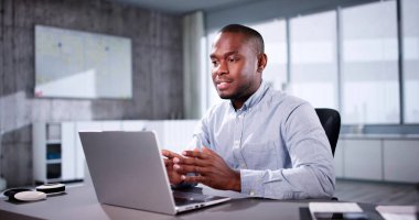 Ofisteki İş Adamı Video Konferansı için Dizüstü bilgisayar kullanıyor