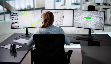 Çevrimiçi Emlak Listelerini Aramak İçin Dizüstü bilgisayar kullanan Kadın, Kara Borsada Olasılıkları İşaretliyor.