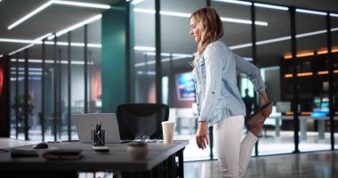 Daimi Ofis Yogası Çalışması ve İş Bilgisayarının Yakınındaki Egzersiz