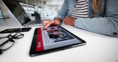Ekranda Haberleri İzlemek. Laptop 'ta Gazete Sitesi Okunuyor