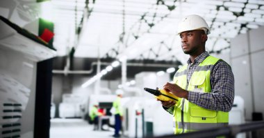 Yarı iletken Fabrika Üretim Makinesi. Uzaktan kumanda kullanan teknisyen