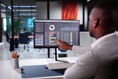 Dizüstü bilgisayardaki Bütçe İzleyici Uygulaması ile Finansman Yönetimi. Çevrimiçi Bankacılık Hizmetleri için Afrikalı Amerikalı Adam İzleme Masrafları. Ofis Düzenleyici.