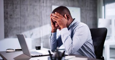 Stresli Afro-Amerikan Bilgisayar Çalışanı