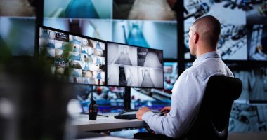 Kontrol Odasında Bir Adamın Arka Görüntüsü Çoklu CCTV Görüntüsü