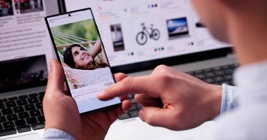 Çevrimiçi sosyal site içeriği telefonda. Gönderiler Okunuyor