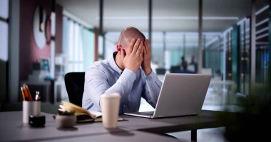 Ofisinde Baş Ağrısı Olan Stresli Muhasebeci