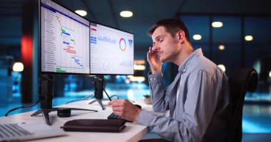 Erkek Gözü Yorgunluğu ve Acı. Bilgisayarda Çalışırken Yoruldum