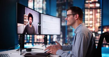 Gece bilgisayarda hukuk işi için iş görüşmesi