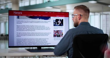 Cep telefonu ve dizüstü bilgisayarda online haber makalesi izliyorum. Elektronik Gazete