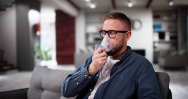 Astım Hastası Oksijen Maskesi ve COPD Nebulizer kullanarak Nefes alıyor