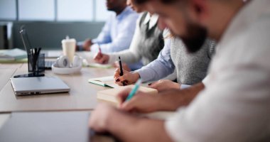 Kampüsteki sınıflarda ders çalışıyor. Sınıfta Yazan Öğrenciler