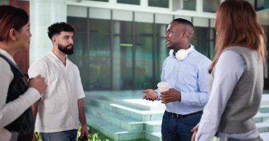 Kampüs Binası 'nın dışındaki Mutlu Üniversite Arkadaşları