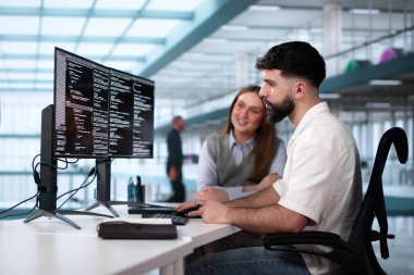 Yazılım Mühendisi Geliştirici Masaüstü Bilgisayarı Kullanıyor. Bilgisayarda Kodlama